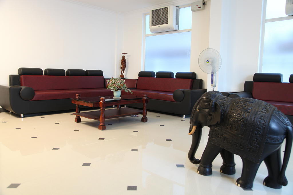 Phils' Residency & Banquets Hotel Kochi Екстериор снимка