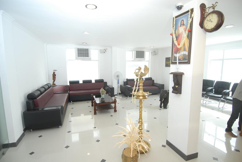 Phils' Residency & Banquets Hotel Kochi Екстериор снимка