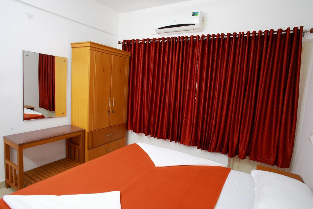 Phils' Residency & Banquets Hotel Kochi Стая снимка