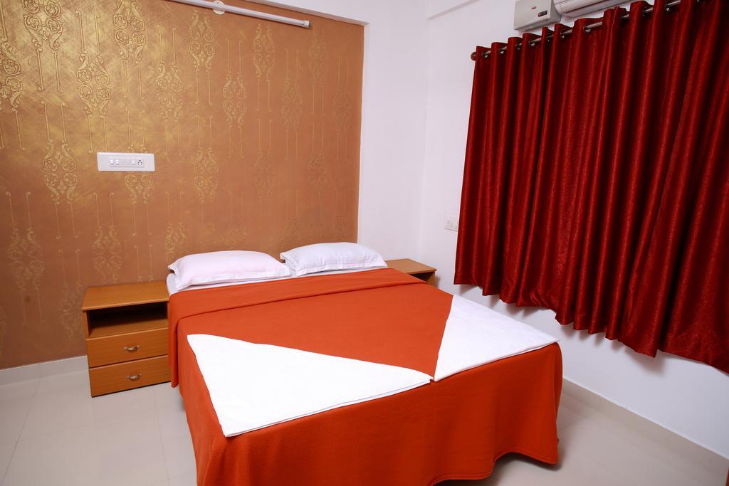 Phils' Residency & Banquets Hotel Kochi Стая снимка