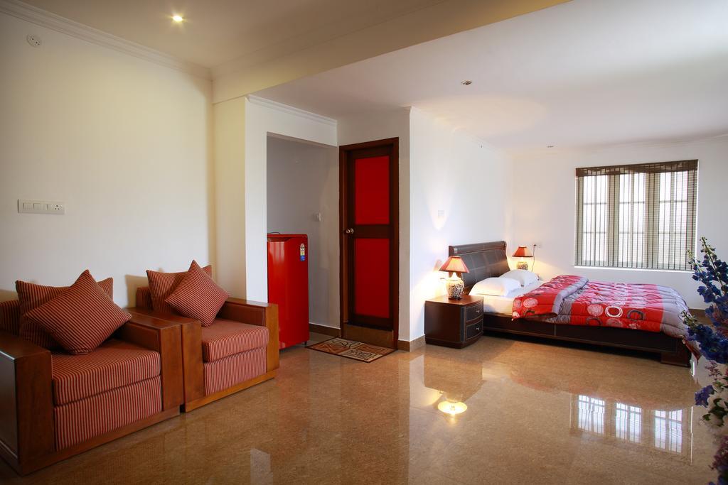 Phils' Residency & Banquets Hotel Kochi Стая снимка