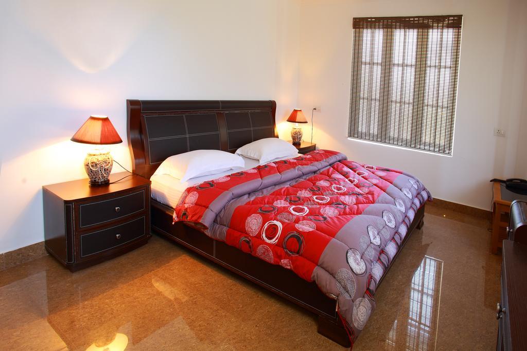 Phils' Residency & Banquets Hotel Kochi Стая снимка