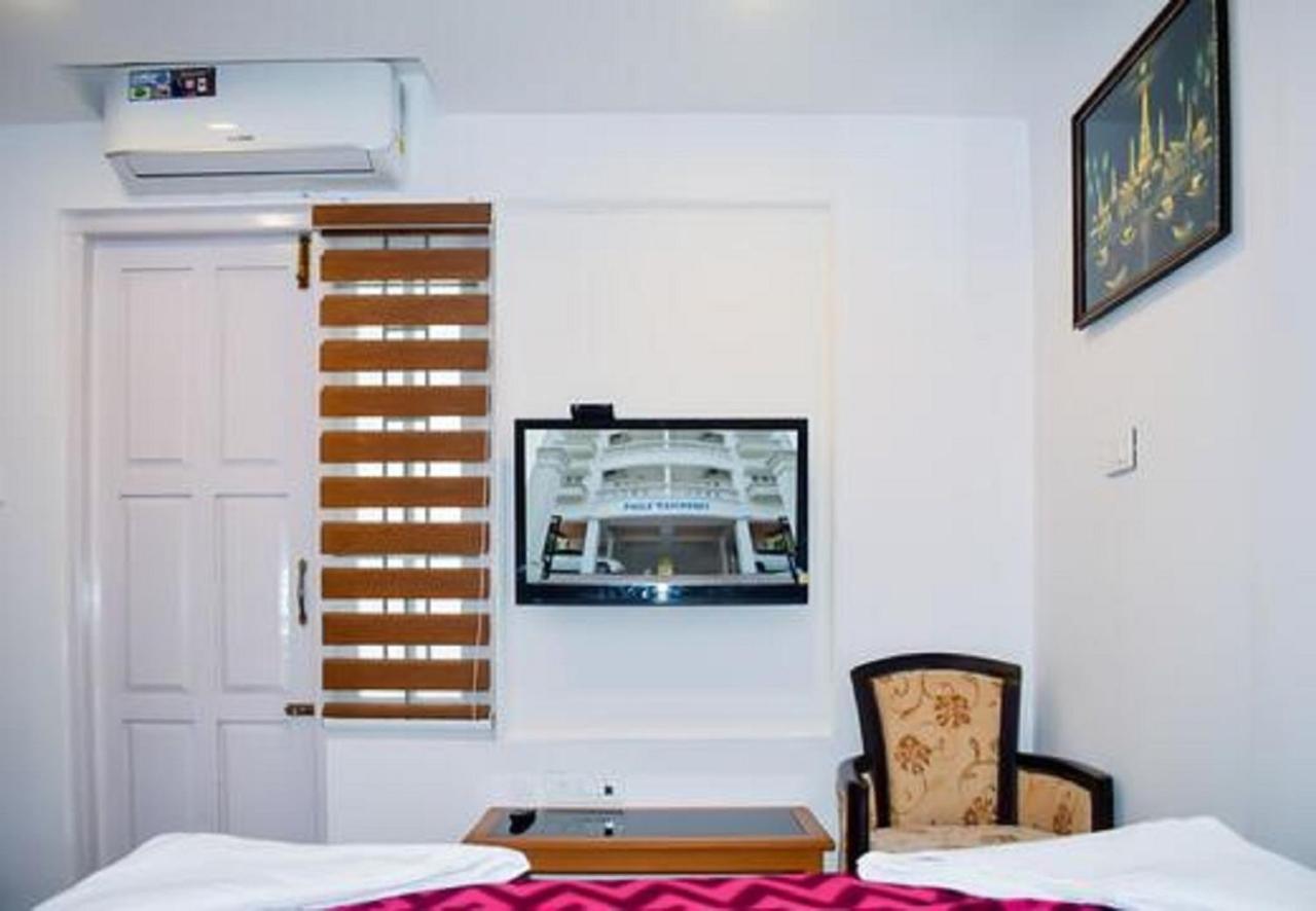 Phils' Residency & Banquets Hotel Kochi Екстериор снимка