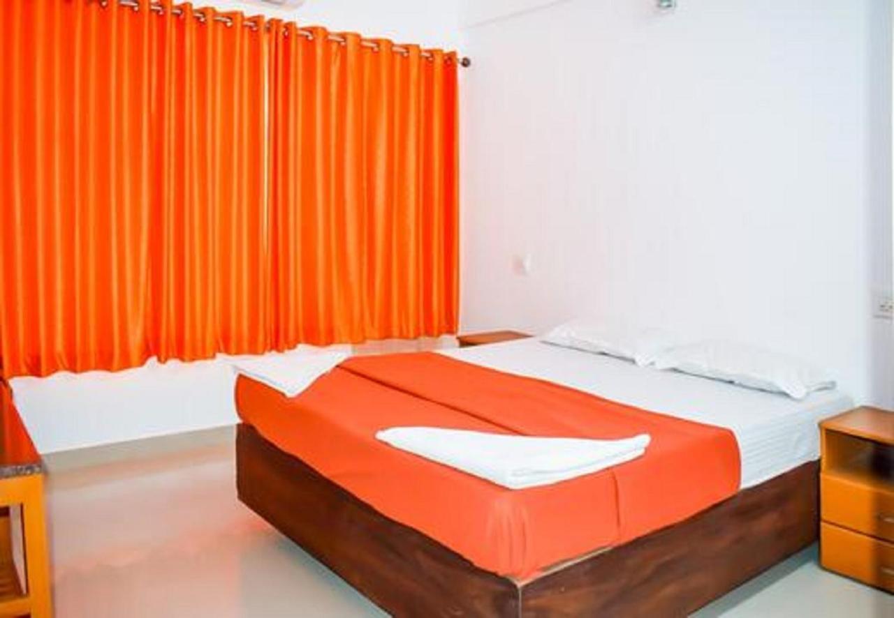 Phils' Residency & Banquets Hotel Kochi Екстериор снимка