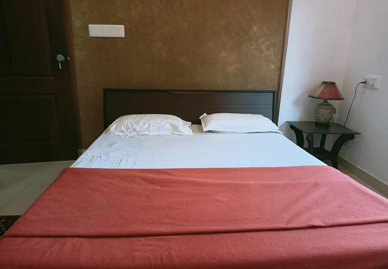 Phils' Residency & Banquets Hotel Kochi Екстериор снимка