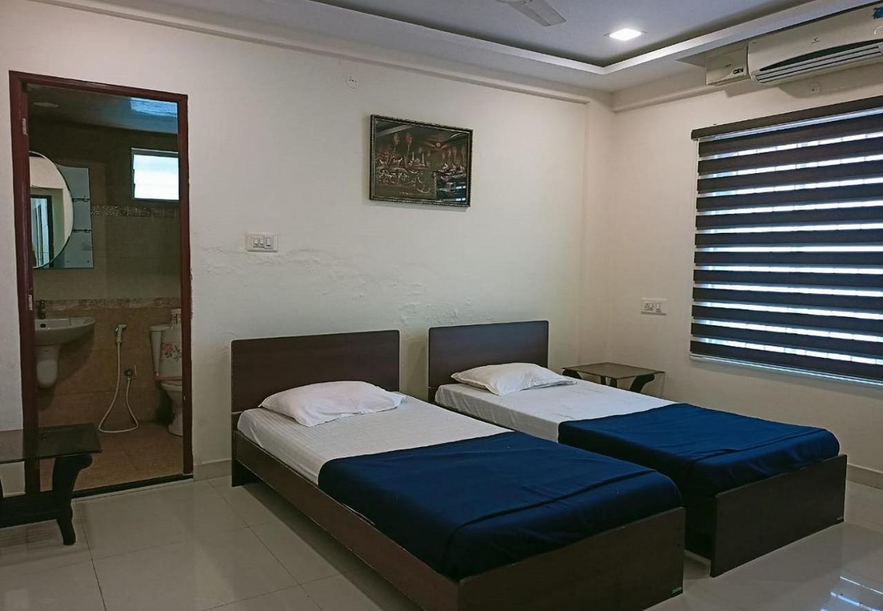 Phils' Residency & Banquets Hotel Kochi Екстериор снимка