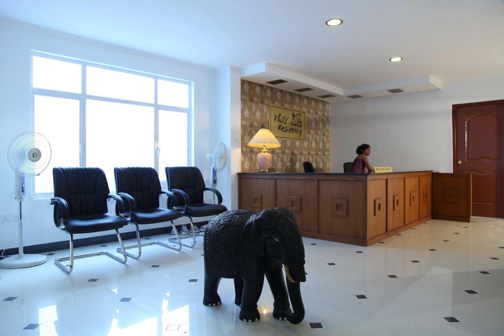 Phils' Residency & Banquets Hotel Kochi Екстериор снимка