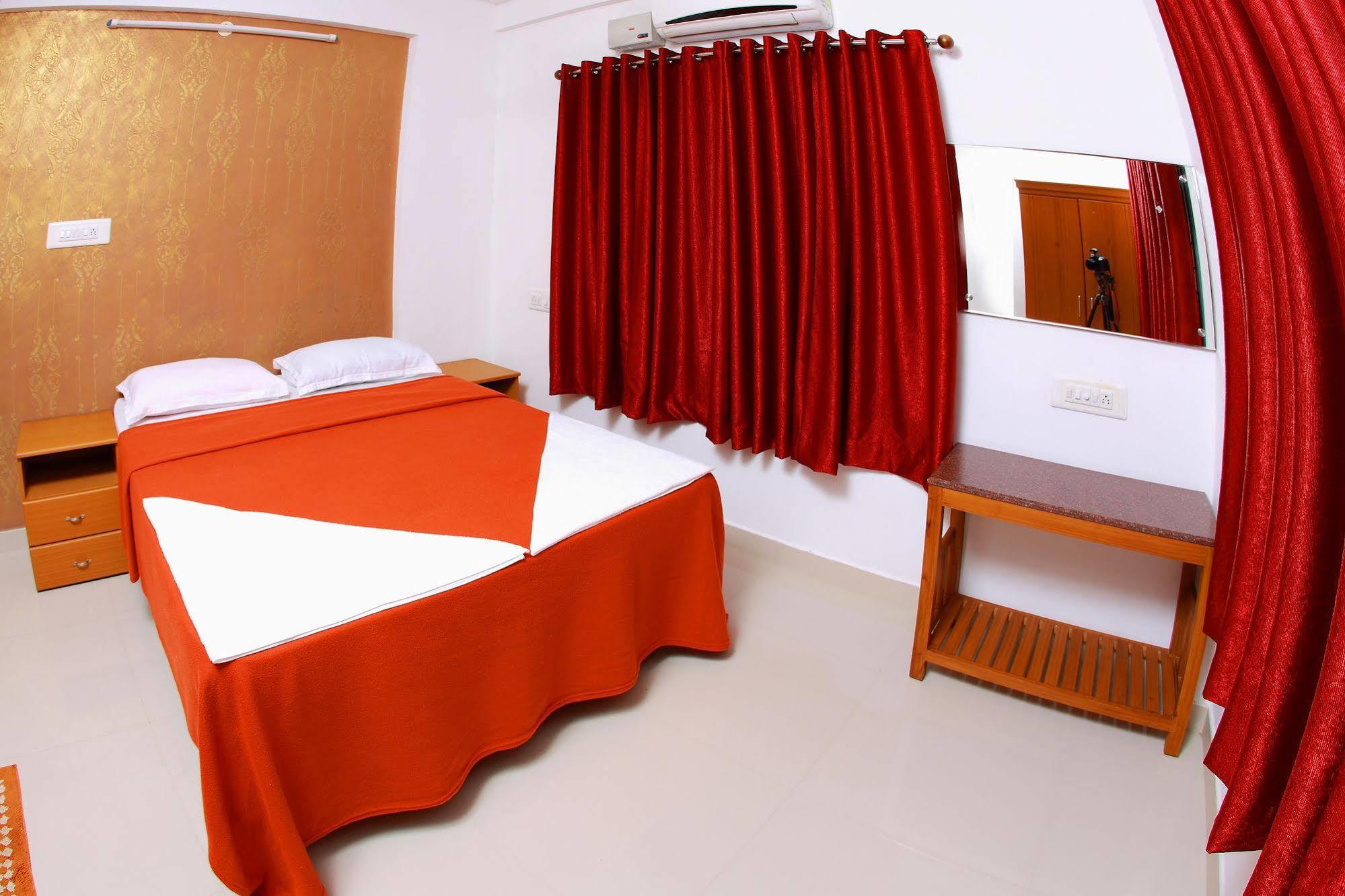 Phils' Residency & Banquets Hotel Kochi Екстериор снимка