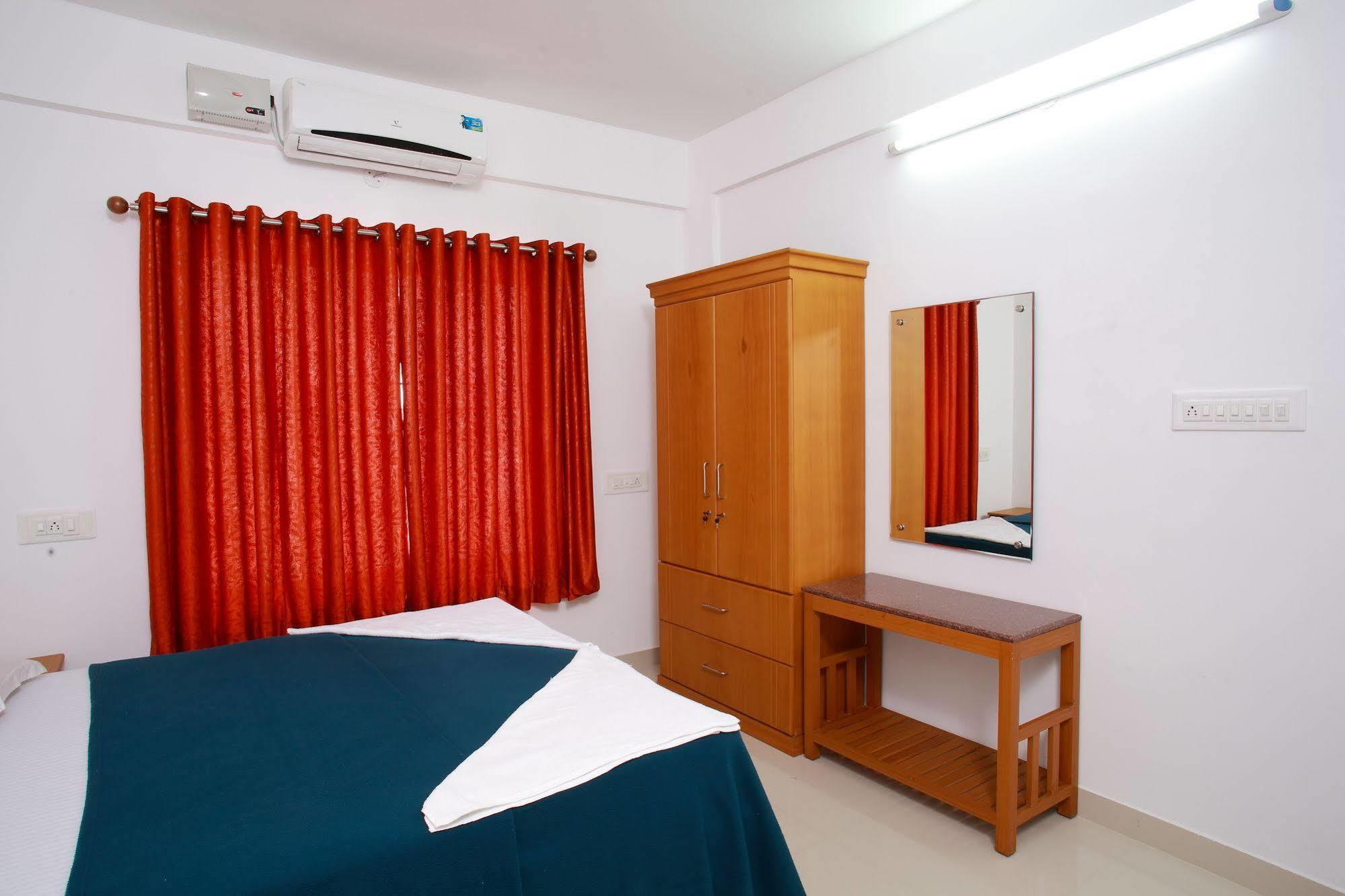 Phils' Residency & Banquets Hotel Kochi Екстериор снимка