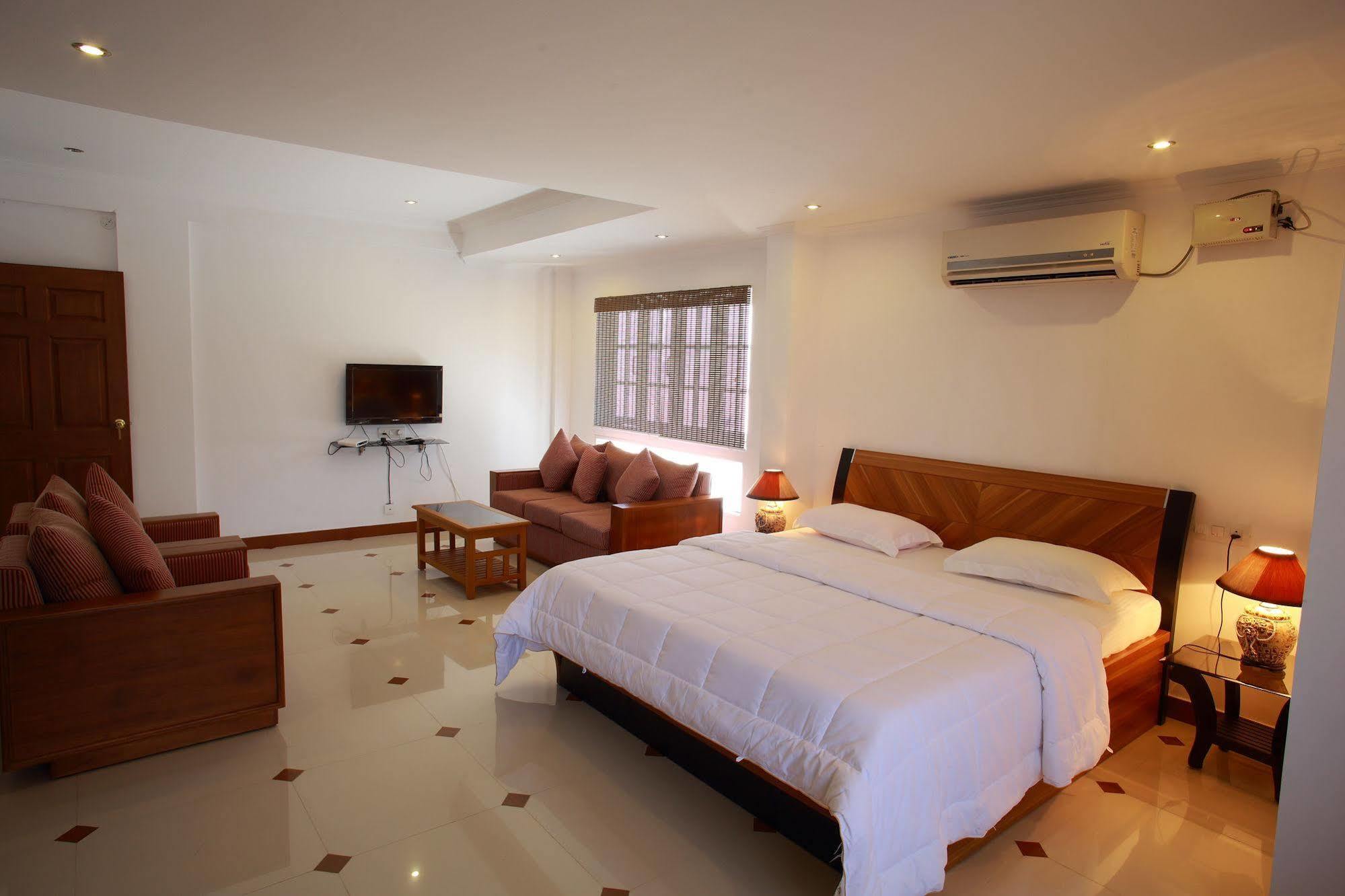 Phils' Residency & Banquets Hotel Kochi Екстериор снимка