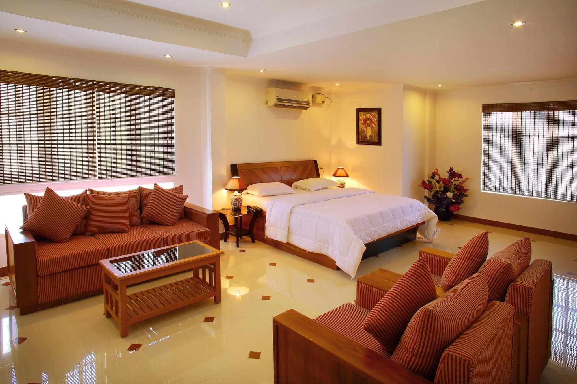 Phils' Residency & Banquets Hotel Kochi Екстериор снимка