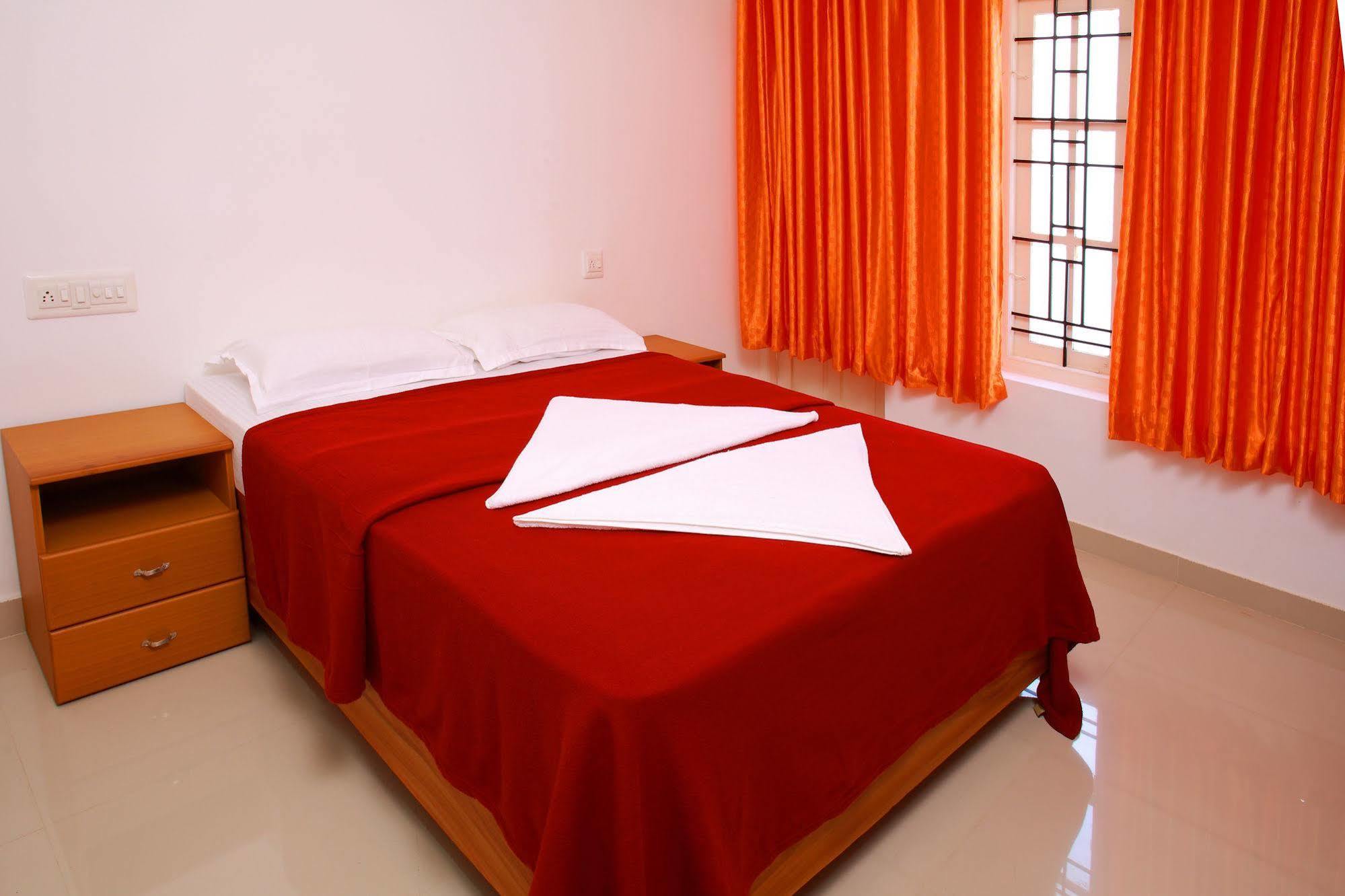 Phils' Residency & Banquets Hotel Kochi Екстериор снимка